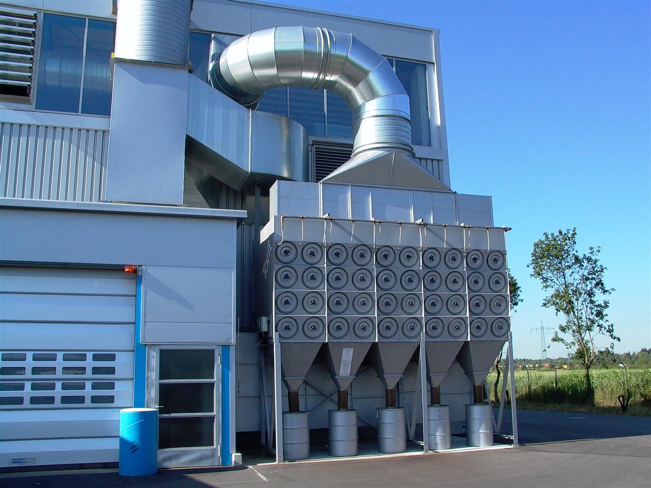 Zentrale Absaug- und Filteranlage an einer Industriehalle – Referenzanlage von Zerrle Lufttechnik