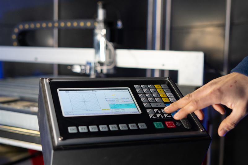 Bedienung der CNC-Steuerung einer automatisierten Schneidanlage mit Schnittplan auf dem Display