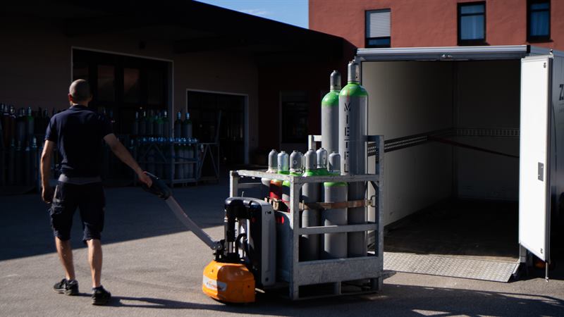 Verladung von Gasflaschen für die Auslieferung an Kunden in Bayern und Schwaben