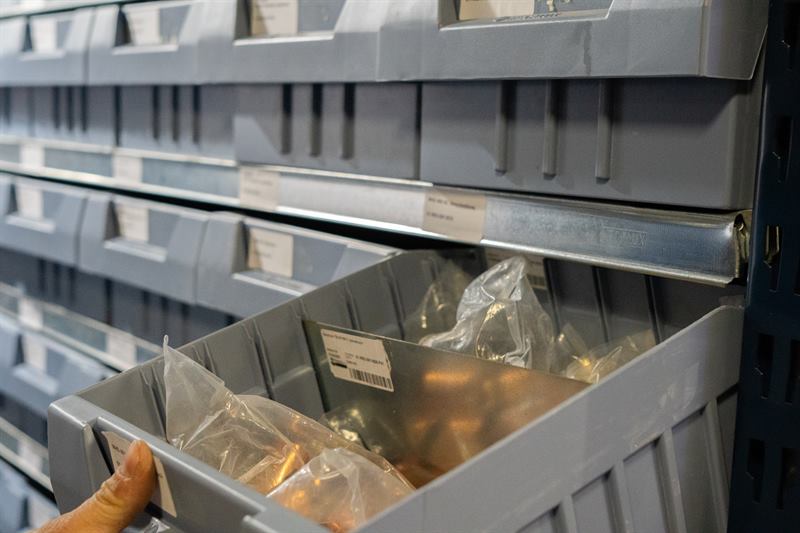 Lagerbox mit Stromdüsen und Verschleißteilen im Ersatzteillager von Zerrle Schweißtechnik