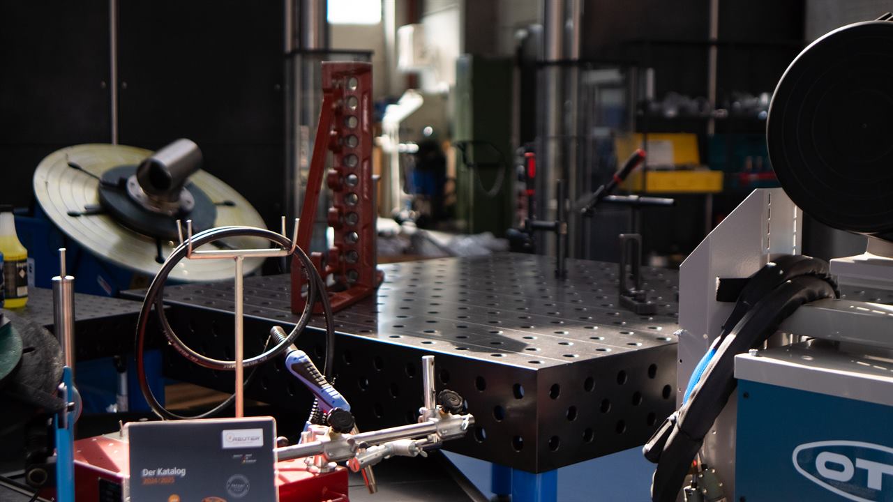 Werkstatt mit Schweißtisch und Brenner-Schlauchpaketen bei Zerrle Schweißtechnik in Augsburg